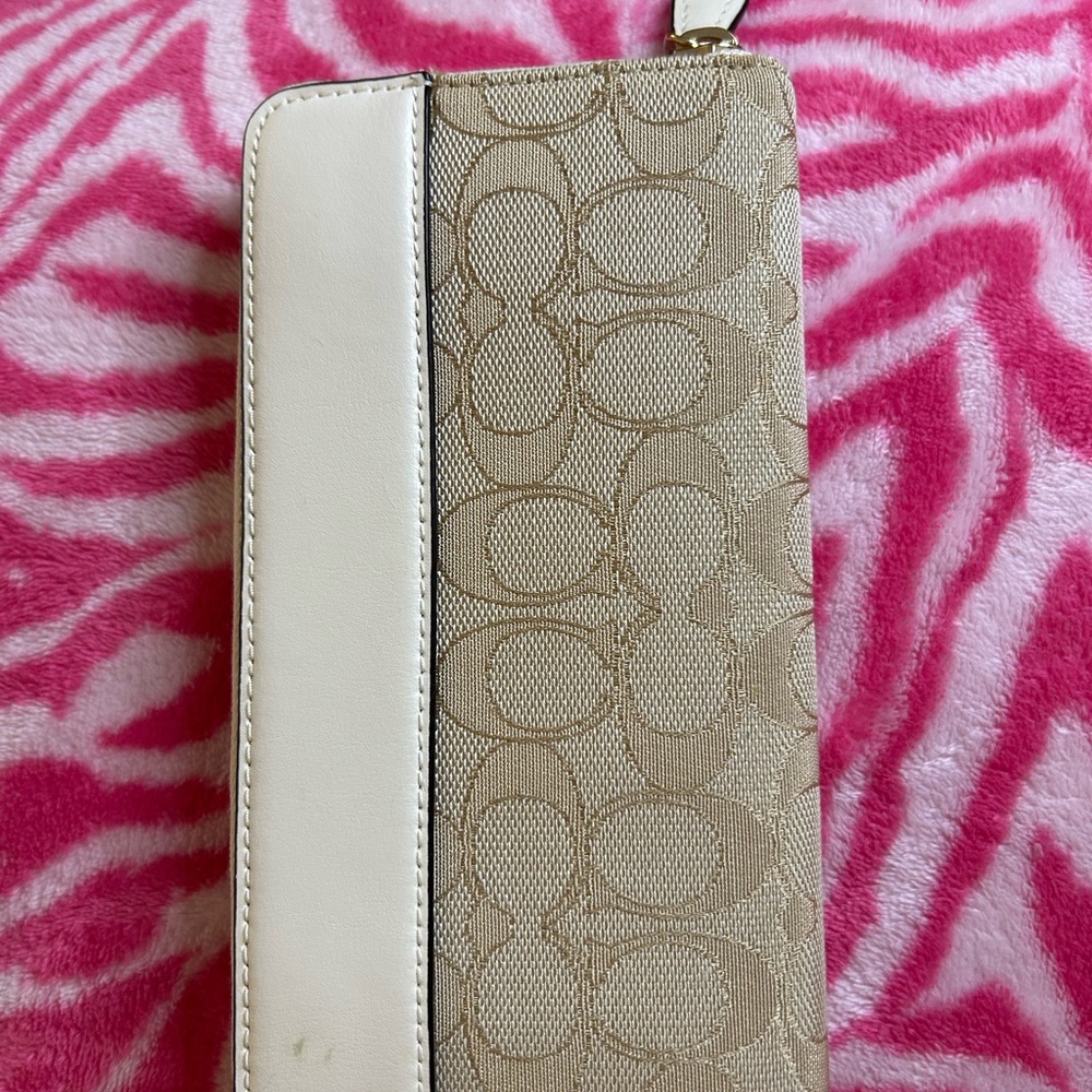Coach Signature Wallet - Picture 2 of 3